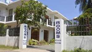 A building with a sign that reads "ROOMS" and another sign stating "A/C Non A/C WiFi Free". - Blue Coast View (Negombo)