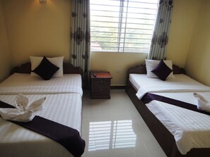 Standard Twin Room, Air Conditioned | Minibar, desk, laptop workspace, free WiFi - Khemra I Guesthouse (Kampot)