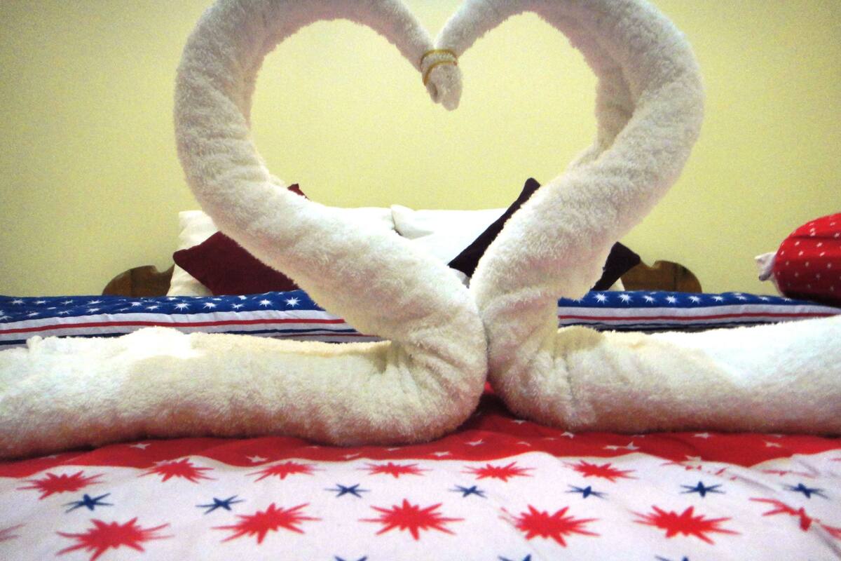 Un lit avec une couverture ornée d’un motif étoilé.