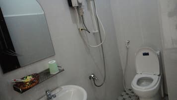 Un bagno con lavandino, WC e doccia.