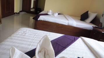 Standard Twin Room, Air Conditioned | Minibar, bàn, khu vực làm việc phù hợp cho laptop