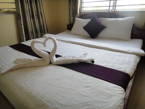 Minibar, desk, laptop workspace, free WiFi - Khemra I Guesthouse (Kampot)