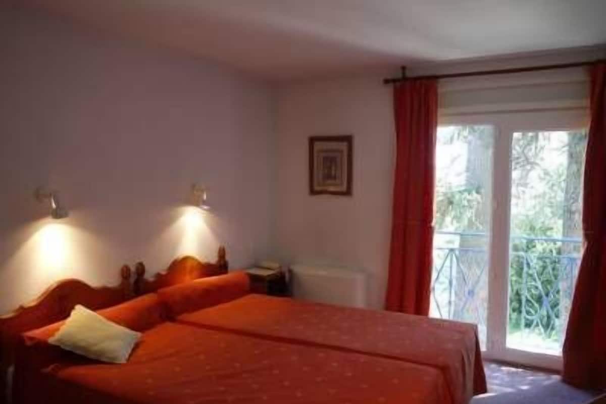 twin room | desk, soundproofing, cots/infant beds, rollaway beds