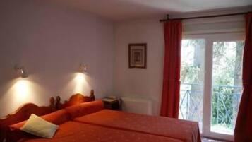 Twin Room | Desk, soundproofing, cribs/infant beds, rollaway beds