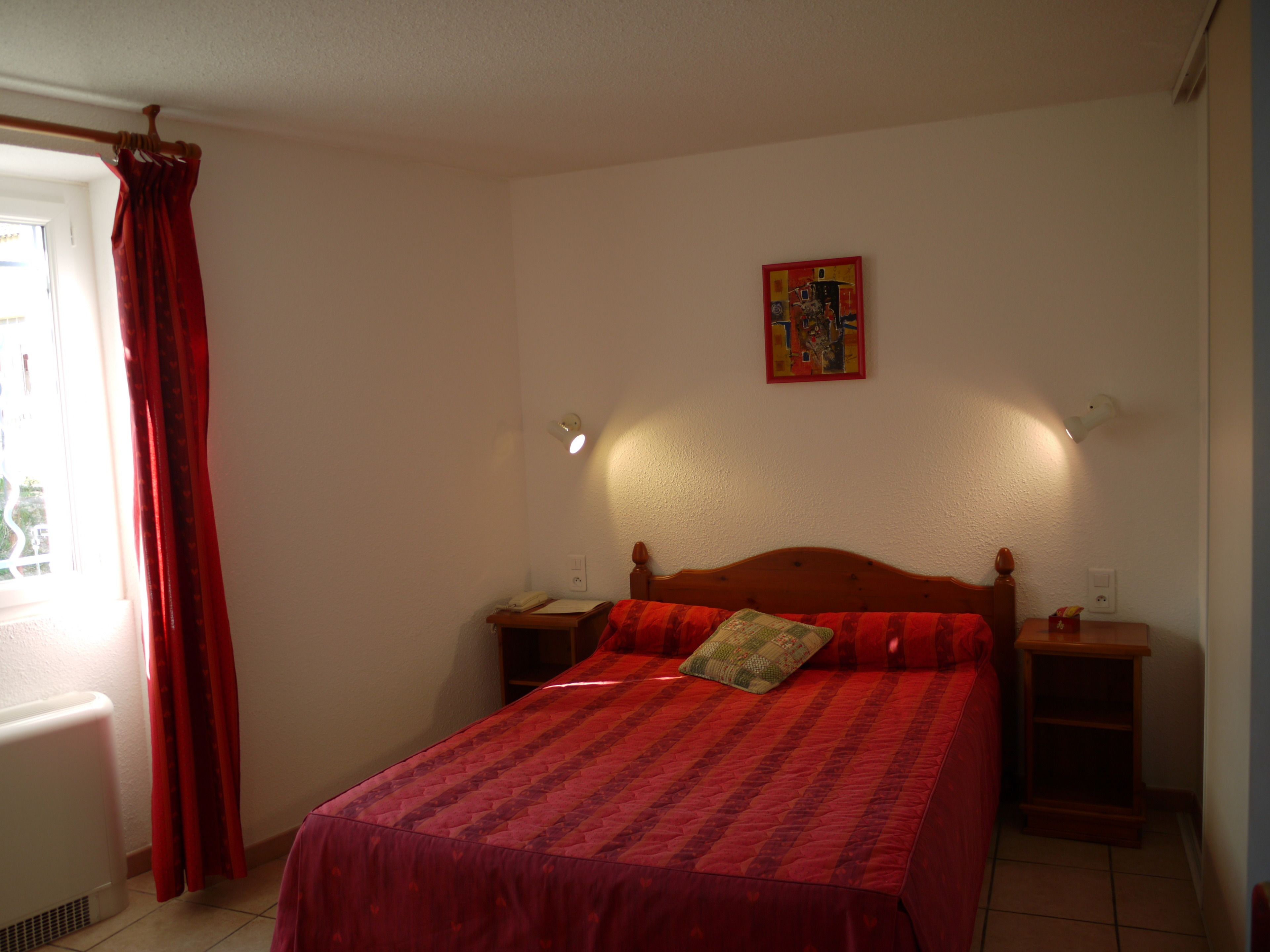 double room | desk, soundproofing, cots/infant beds, rollaway beds