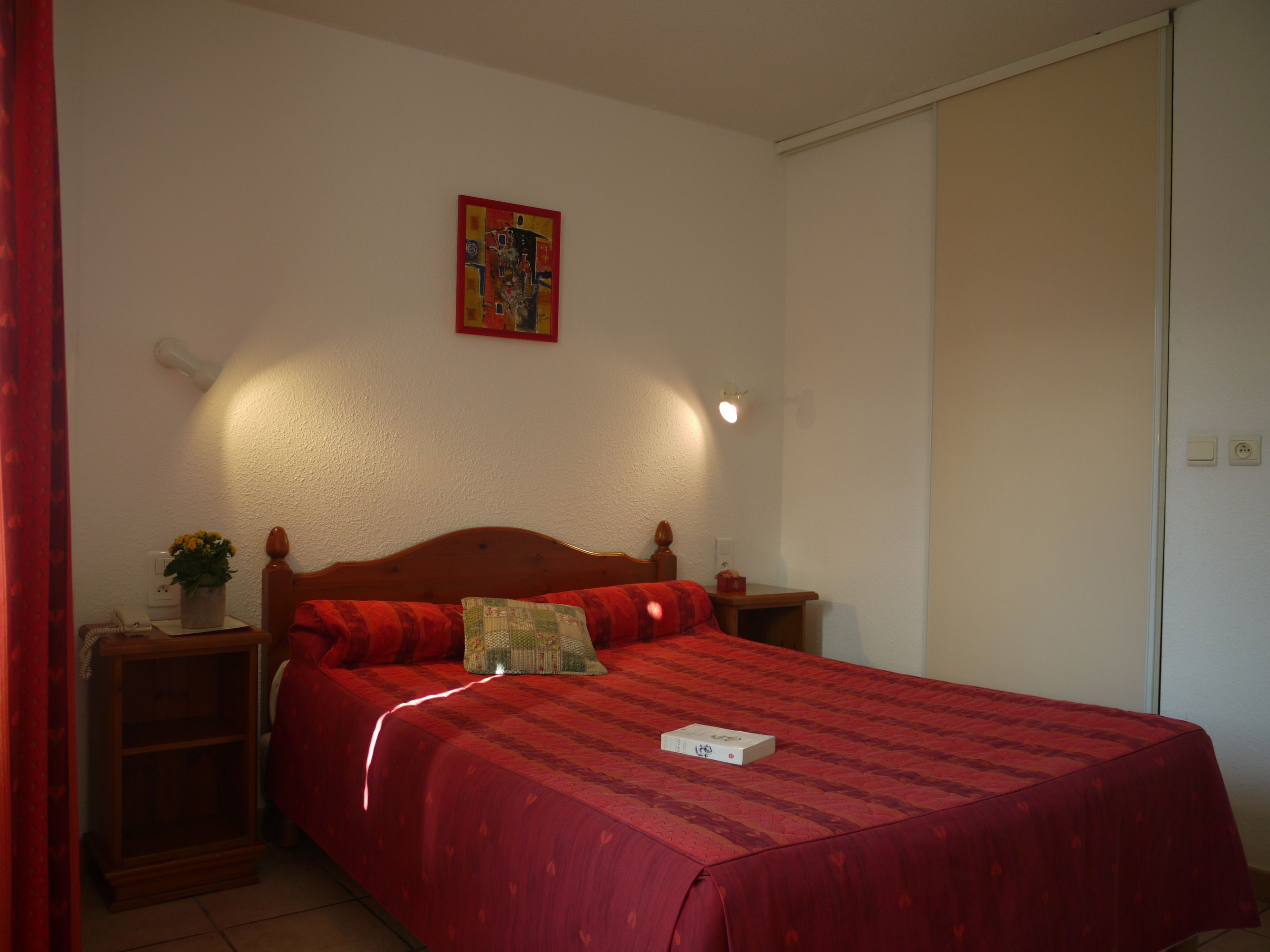 double room | desk, soundproofing, cots/infant beds, rollaway beds