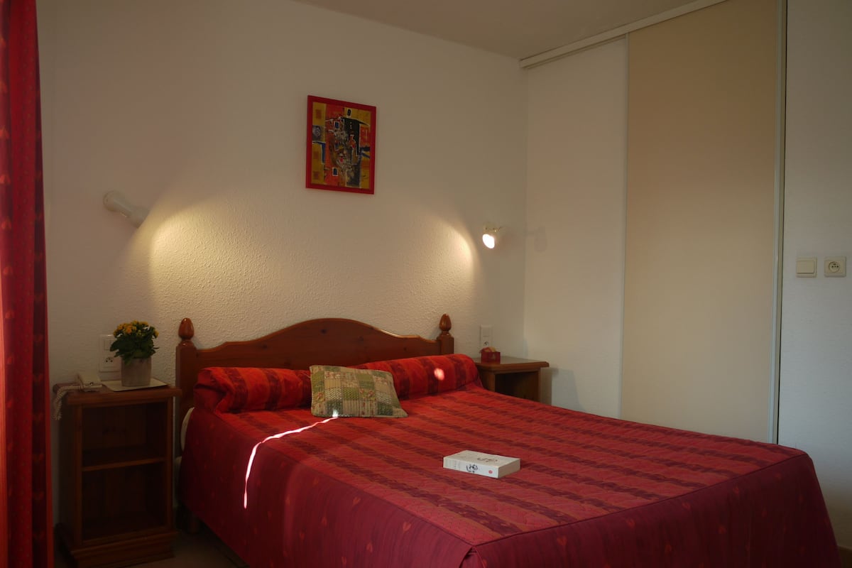 double room | desk, soundproofing, cots/infant beds, rollaway beds