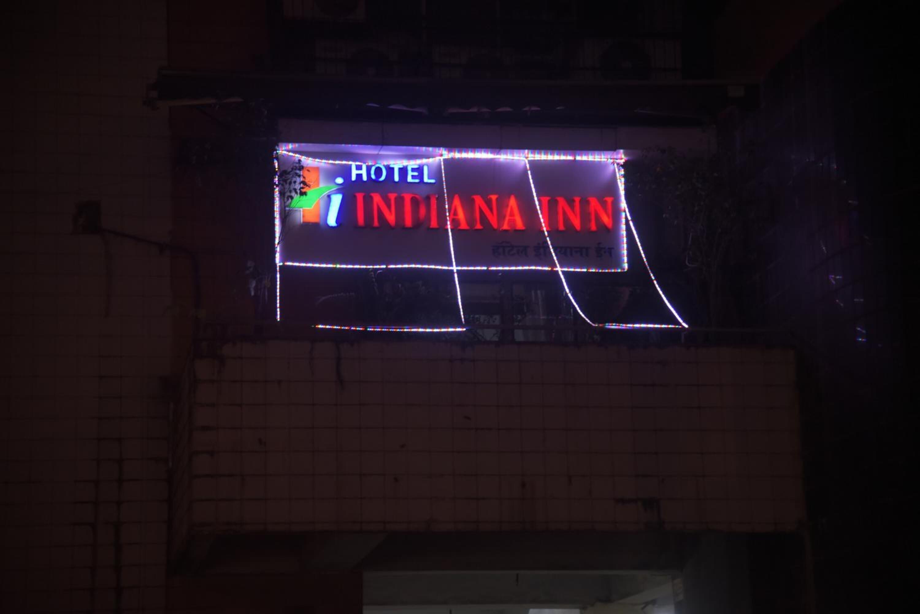 A building with a sign that reads "Hotel Indiana Inn."