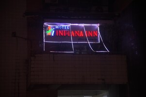 A building with a sign that reads "Hotel Indiana Inn."