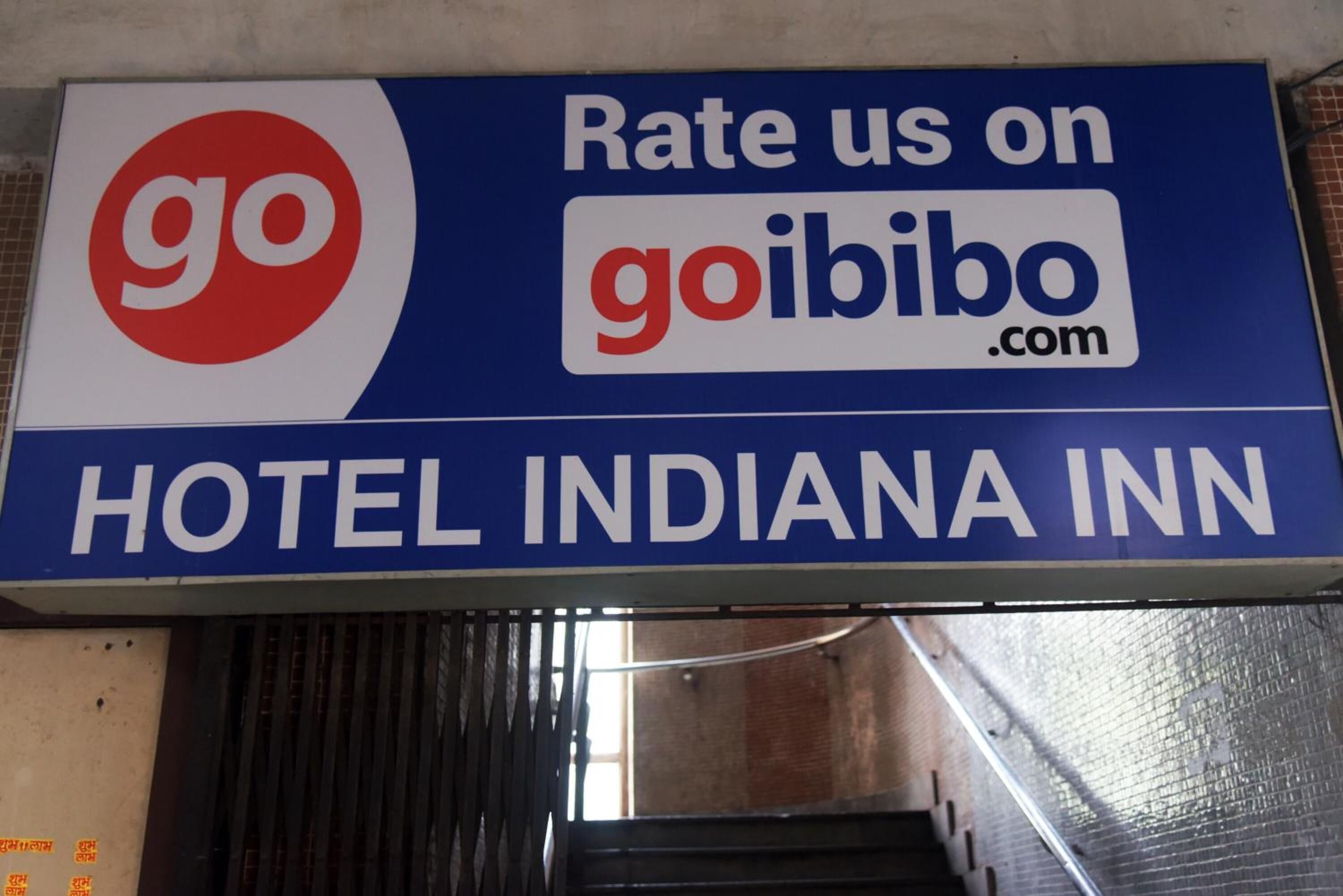 Une pancarte de l’hôtel Indiana Inn faisant la publicité d’une évaluation positive sur GoIbibo.com.