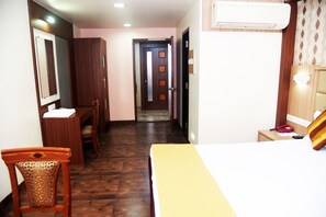 Deluxe Room | Living room | Flat-screen TV - Hotel Indiana Inn (Navi Mumbai)