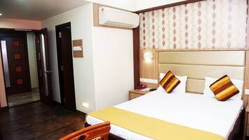 Escritorio, tabla de planchar con plancha y wifi gratis