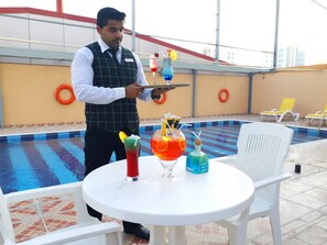 Una piscina al aire libre de temporada