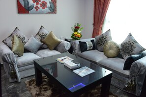 Deluxe-Suite, 1 King-Bett | Wohnbereich | 42-Zoll-LED-Fernseher mit Satellitenempfang, Fernseher