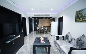 Deluxe-Suite, 2 Schlafzimmer | Wohnbereich | 42-Zoll-LED-Fernseher mit Satellitenempfang, Fernseher