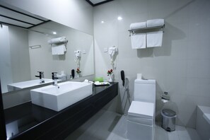 Combined shower/bathtub, rainfall showerhead, free toiletries