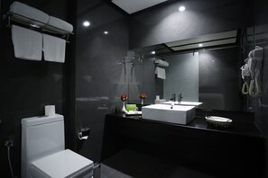 Combined shower/tub, rainfall showerhead, free toiletries, hair dryer - Crystal Palace Hotel (Manama)