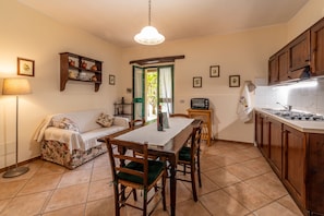 Departamento, 1 habitación (Olivo C) | Cocina privada | Refrigerador con congelador, parrilla de estufa y tetera eléctrica 