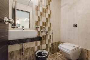 Executive Room (A/C) | Bathroom | Separate tub and shower, deep soaking tub, free toiletries, hair dryer