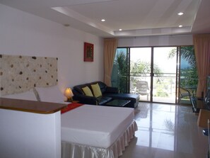 Superior Deluxe double room with Seaview | In-room safe, iron/ironing board, rollaway beds, free WiFi - Mountain Sea View Luxury Apartments (Karon)