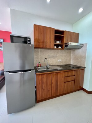 Appartement | Cuisine privée | Réfrigérateur, micro-ondes, plaque de cuisson, cafetière/bouilloire