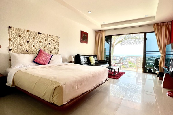 Superior Deluxe double room with Seaview | Living area | Flat-screen TV, DVD player