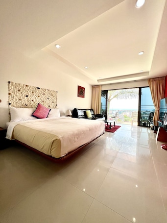 Superior Deluxe double room with Seaview | Living area | Flat-screen TV, DVD player