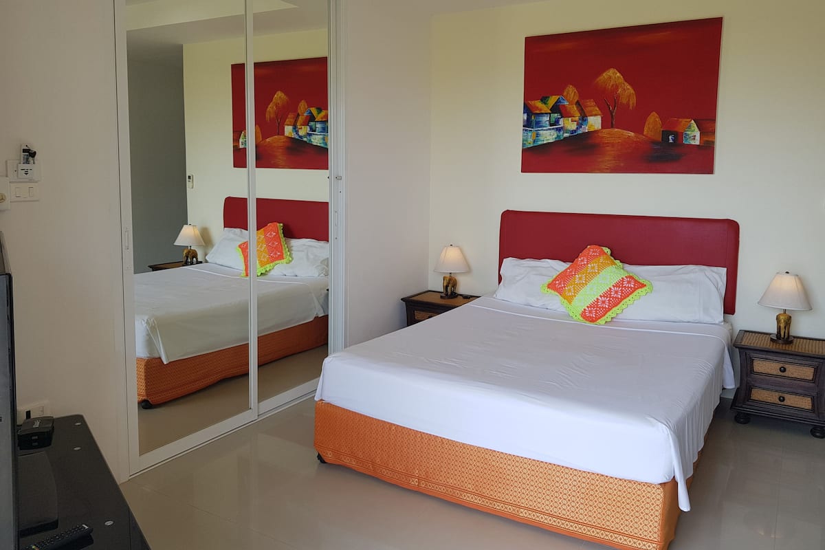 Deluxe Double room with Seaview ground floor | Cofres nos quartos, ferros/tábuas de passar roupa