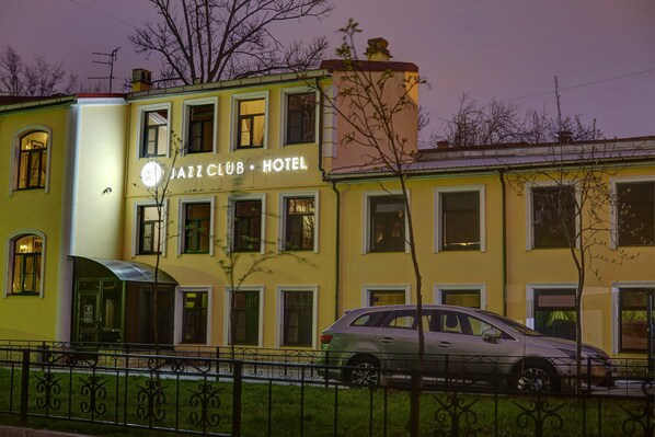 A yellow building with a sign reading "JAZZ CLUB HOTEL".