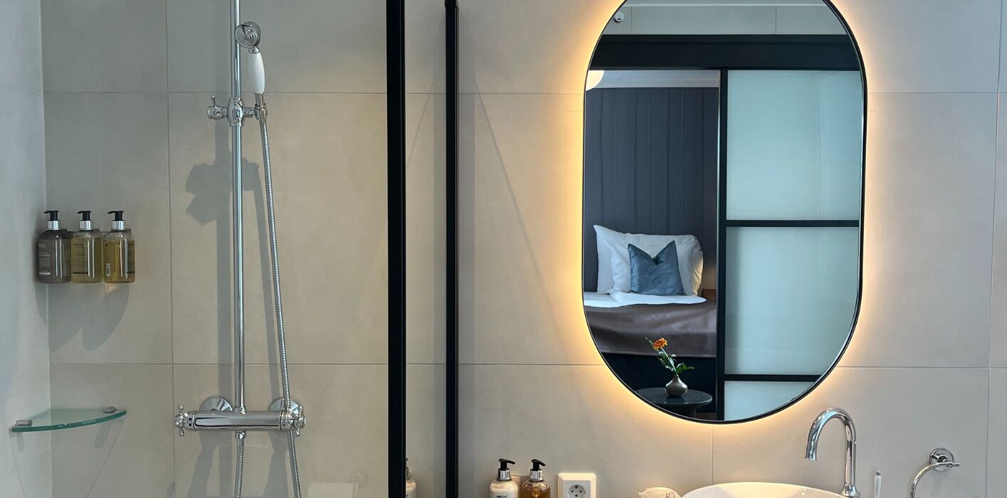 Historisk Dobbeltrom Deluxe | ห้องน้ำ | อ่างอาบน้ำและฝักบัวแยกจากกัน, ไดร์เป่าผม, เสื้อคลุมอาบน้ำ, ผ้าเช็ดตัว