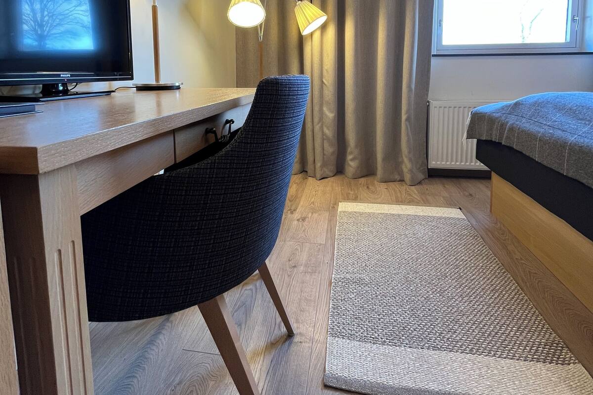 Lite Dobbeltrom | Skrivebord, skrivebord for bærbar PC, lydisolert og strykejern/-brett