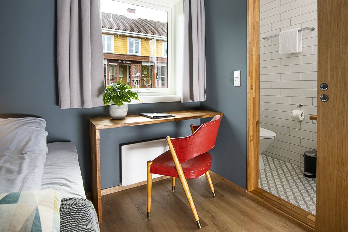 Enkeltrom, privat bad | Skrivebord, skrivebord for bærbar PC, lydisolert og strykejern/-brett