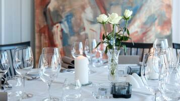 Breakfast and dinner served