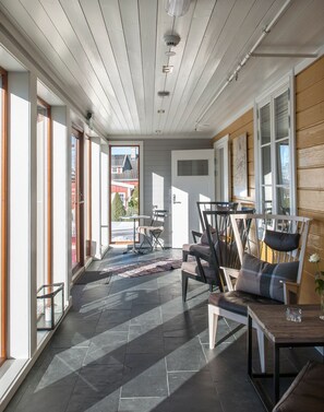 Coin salon dans le hall