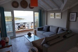 Villa ejecutiva, vista al mar (Loft No11) | Sala de estar | Televisión de pantalla plana de 40 pulgadas con canales vía satélite 