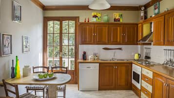 Executive Apartment, Sea View (No 9) | Private kitchen | Full-sized fridge, microwave, oven, stovetop