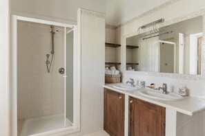 Apartment, 3 Bedrooms (10pax) | Bathroom | Free toiletries, hair dryer, bidet - Casali del Toppello (Corciano)