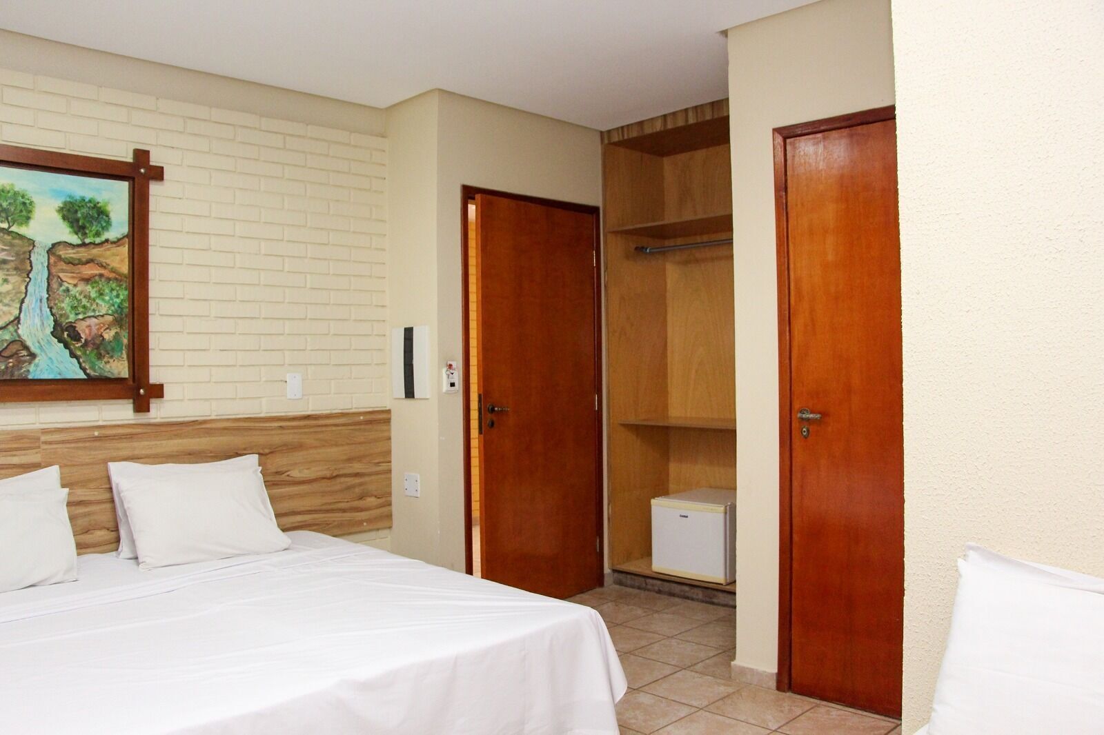 Een minibar, een strijkplank/strijkijzer, gratis wifi, beddengoed
