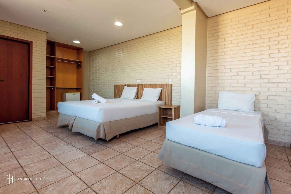Chambre Triple Standard, plusieurs lits | Minibar, fer et planche Ă repasser, Wi-Fi gratuit, draps fournis