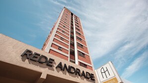 Een hoog gebouw met een bord waarop 'REDE ANDRADE' en 'GOIÃNIA' staan, wat de locatie aangeeft.