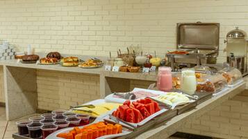 Café da manhã com buffet grátis todos os dias