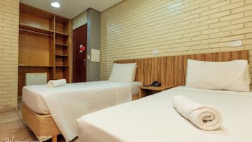 Minibar, tabla de planchar con plancha, wifi gratis y ropa de cama
