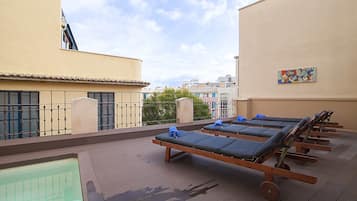 Piscine extérieure, chaises longues