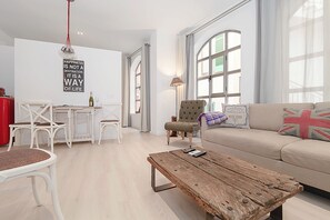 Appartement, 1 slaapkamer, kitchenette (Soller - 2nd Floor) | Woonkamer | Plasmatelevisie