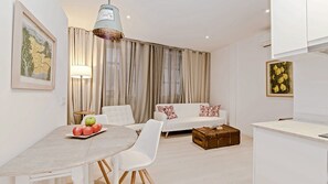 Apartment, 1 Bedroom, Kitchenette (Tramuntana - Ground Floor) | Room service – dining