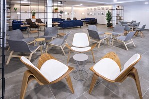 Coin salon dans le hall