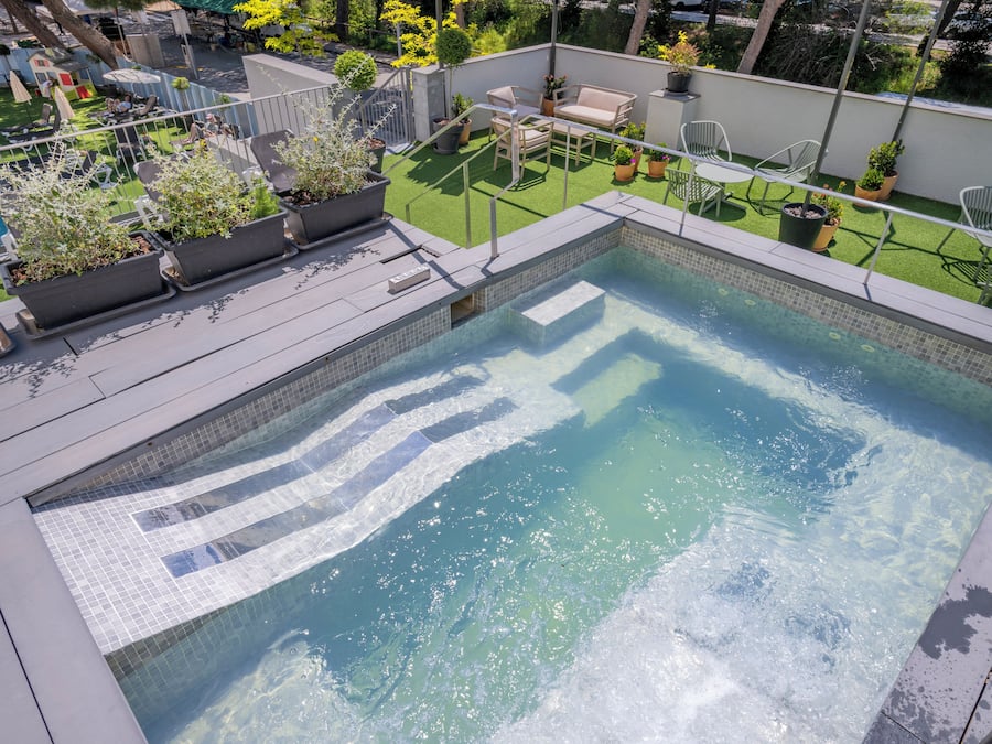 Utendørsbasseng og solsenger