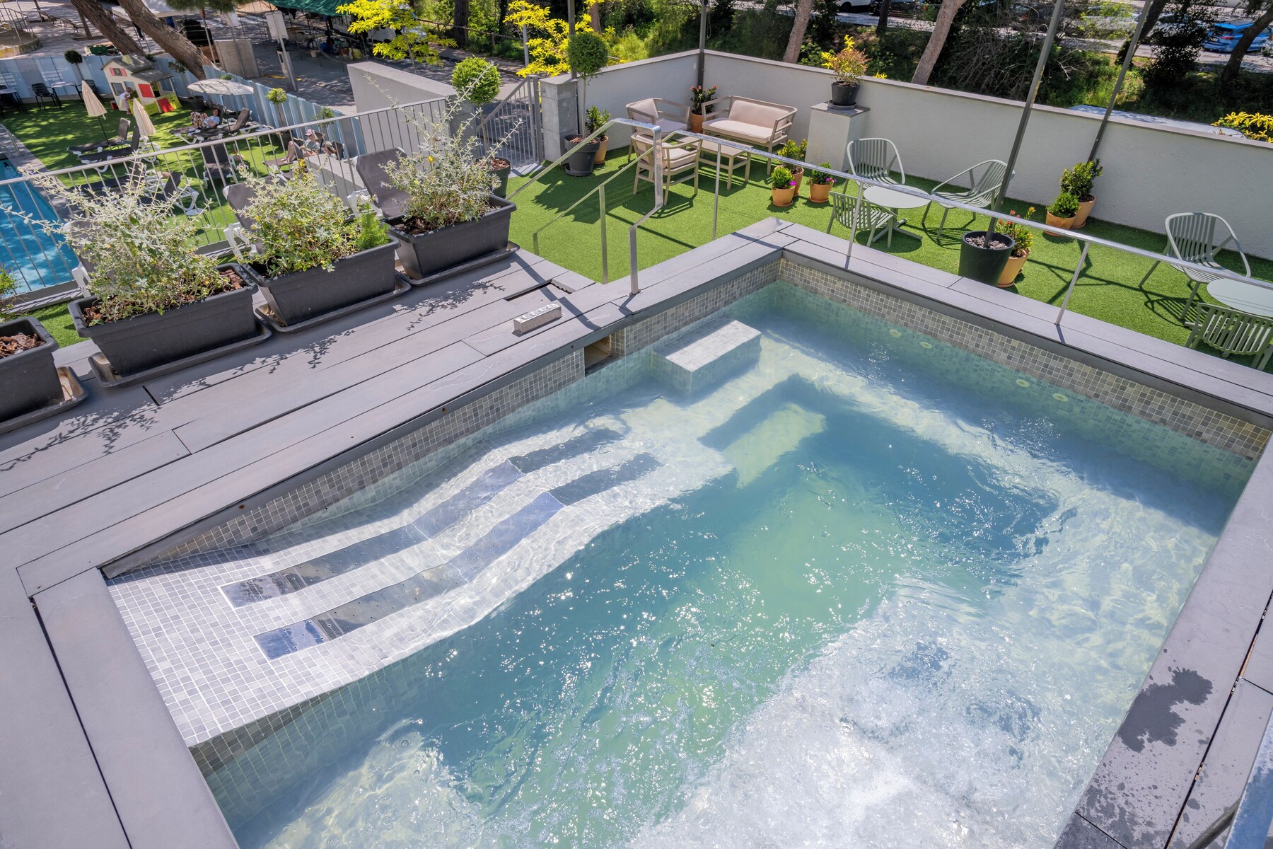 Outdoor pool, pool loungers