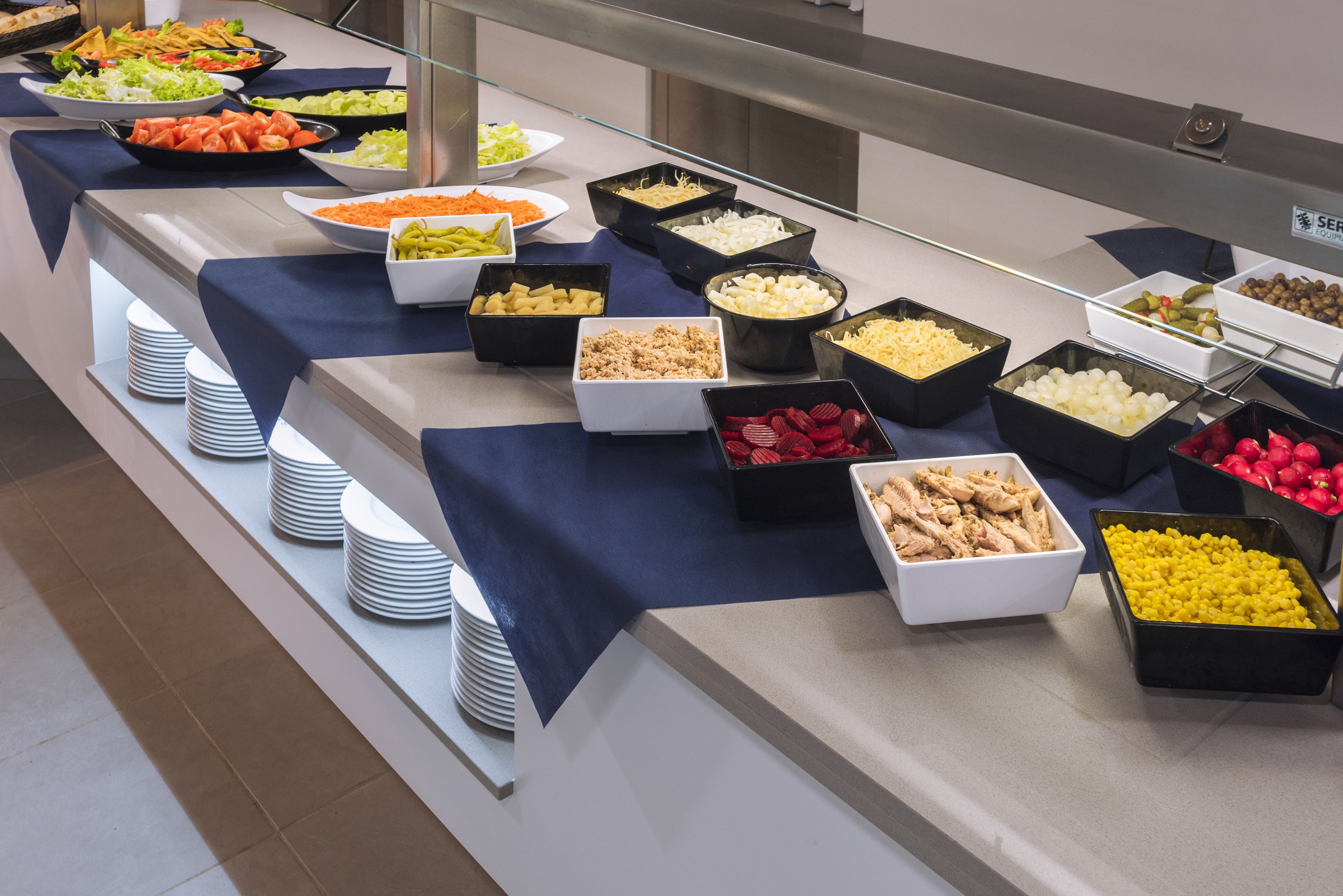 En buffet med forskellige retter anrettet på en disk.