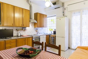 Apartment, 2 Bedrooms | In-room dining